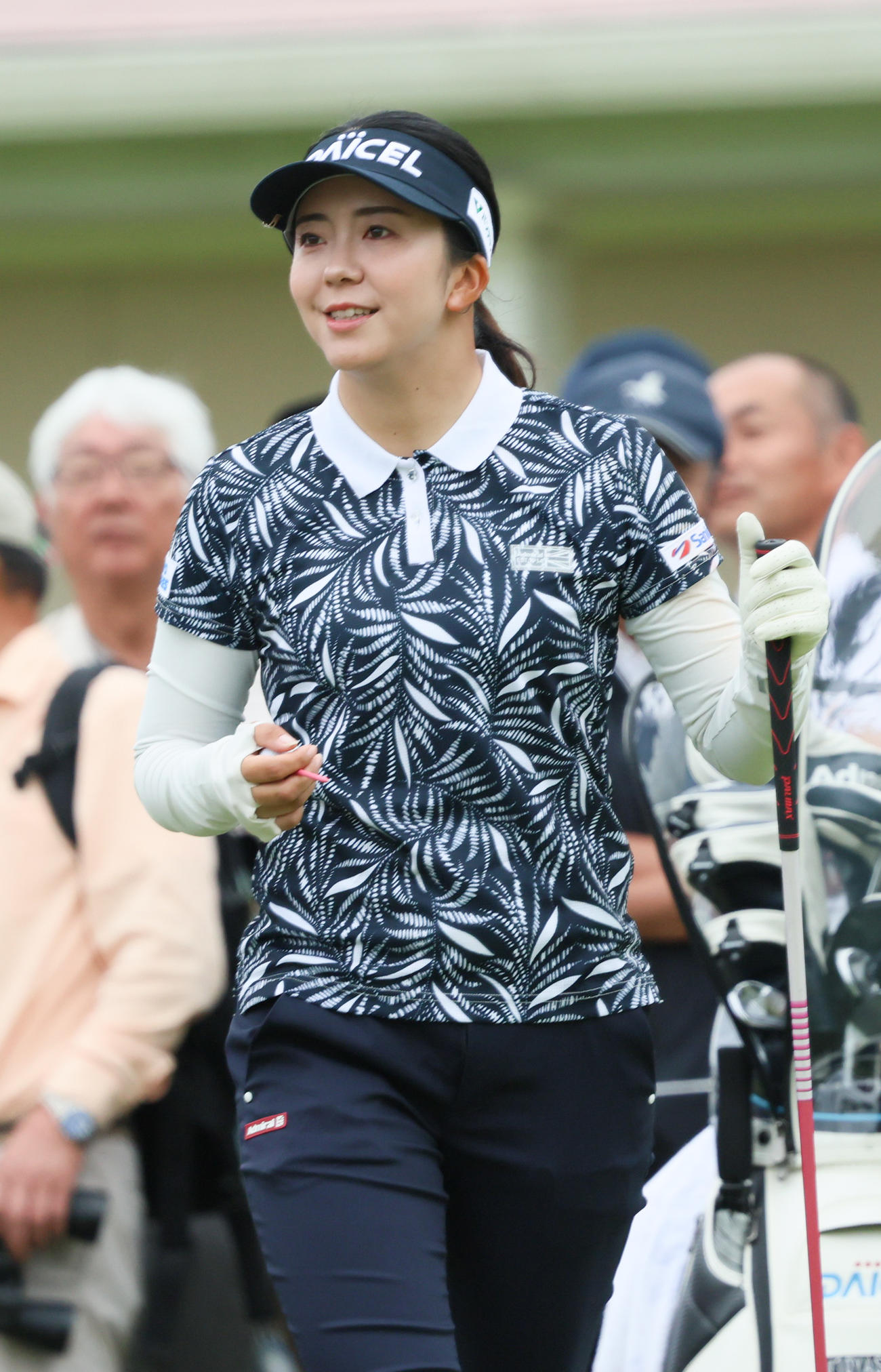 1番、ティーショットを前にする堀琴（撮影・上山淳一）