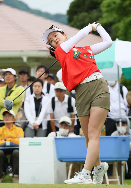 1番、ティーショットを放つ川崎（撮影・上山淳一）