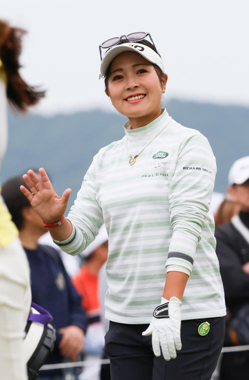 1番、ティーショットを放ちセカンドへ向う青木瀬（撮影・上山淳一）