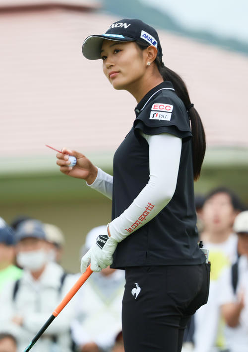 1番、ティーショットを前にする中村（撮影・上山淳一）