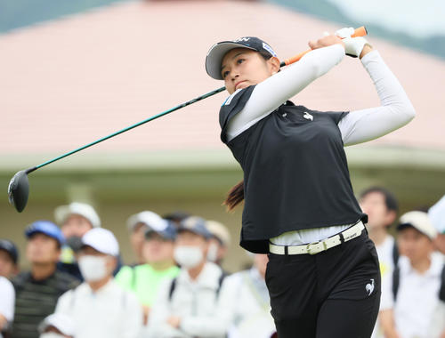 1番、ティーショットを放つ中村（撮影・上山淳一）