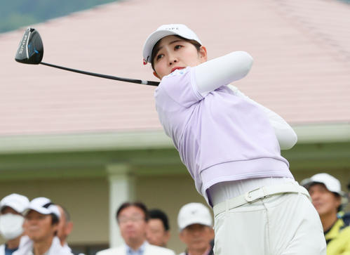 1番、ティーショットを放つ蛭田（撮影・上山淳一）