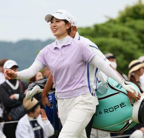 1番、ティーショットを放ちセカンドへ向う蛭田（撮影・上山淳一）