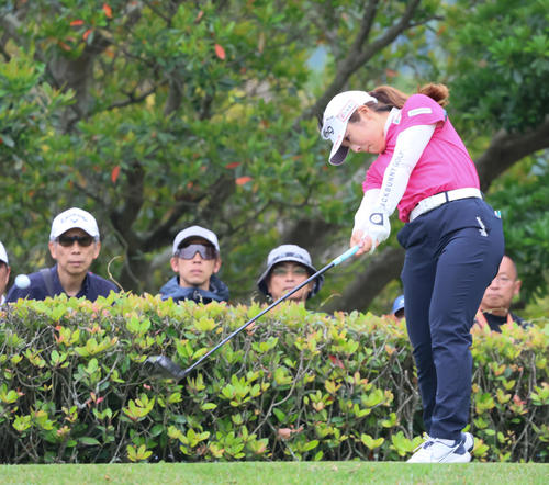 2番、佐久間はティーショットを放つ（撮影・上山淳一）