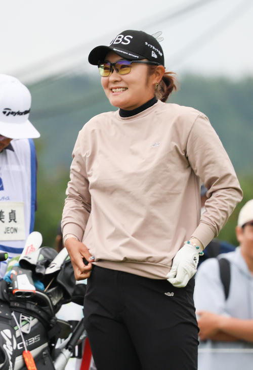 1番、ティーショットを放ち笑顔を見せる藤田さ（撮影・上山淳一）