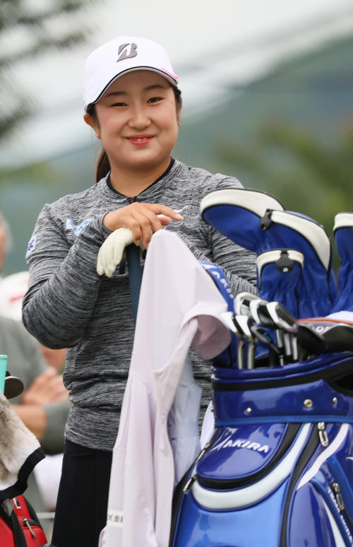 1番、阿部はティーショットを前にリラックスした表情を見せる（撮影・上山淳一）