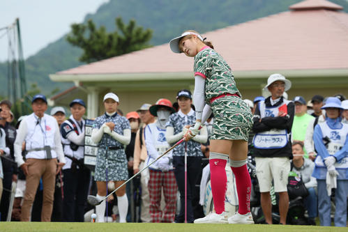 1番、ティーショットを前にする都（撮影・上山淳一）