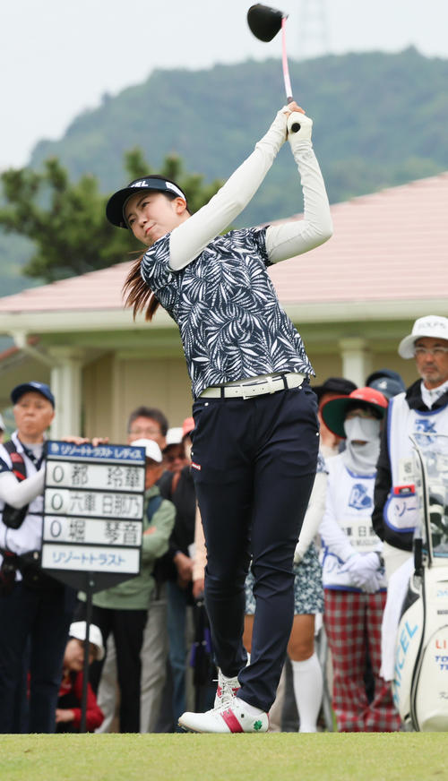 1番、ティーショットを放つ堀琴（撮影・上山淳一）