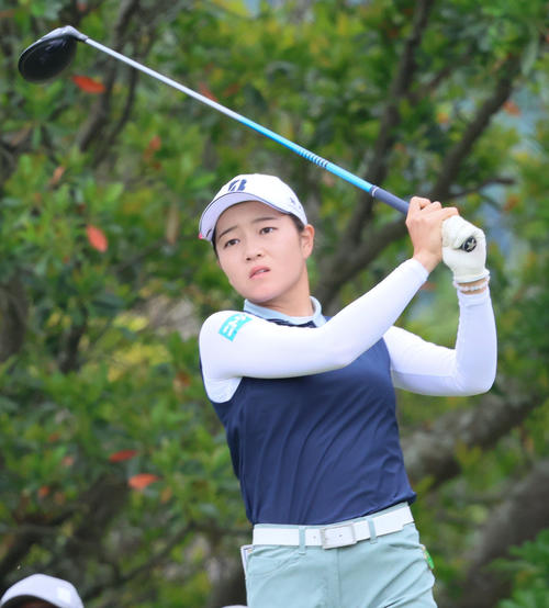 2番、佐藤はティーショットを放つ（撮影・上山淳一）