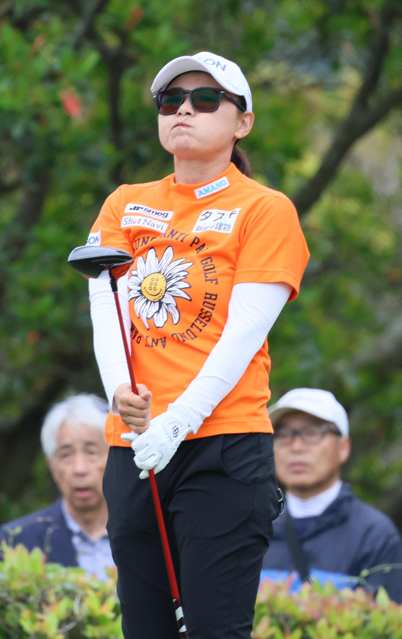 2番、ティーショットの打球を見つめる横峯（撮影・上山淳一）