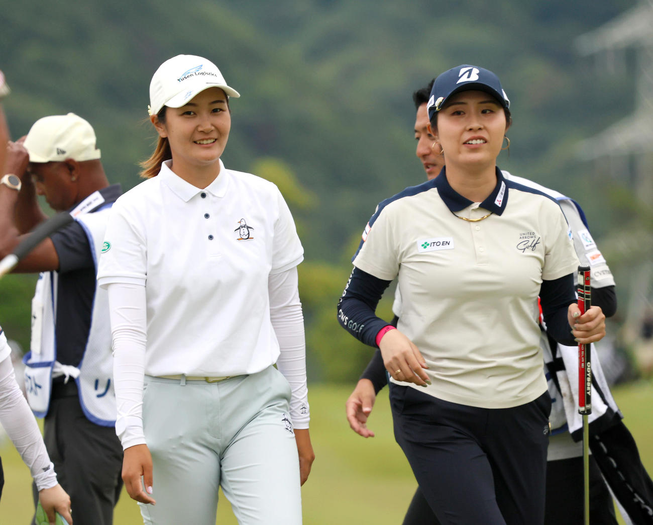 ホールアウトし笑顔を見せる神谷そ（左）と大里（撮影・上山淳一）