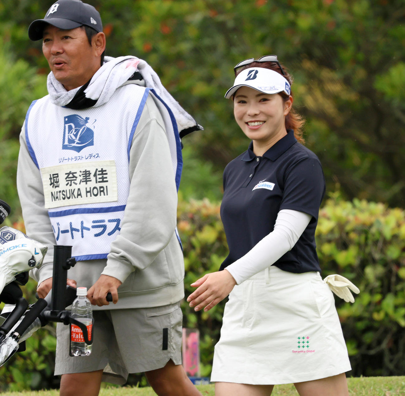 2番、ティーショットを放つ堀奈（撮影・上山淳一）