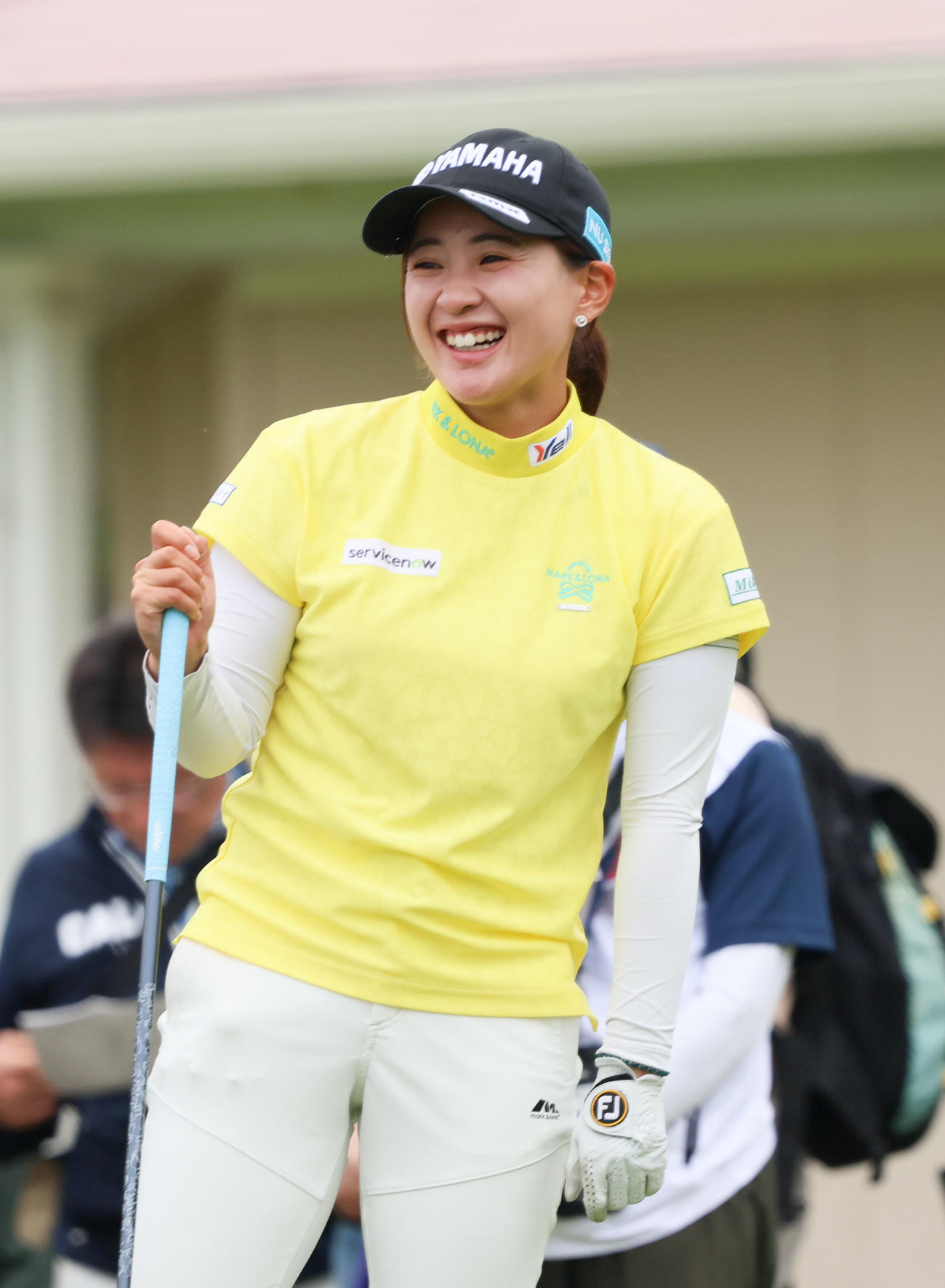 1番、ティーショットを前に笑顔を見せる永井（撮影・上山淳一）