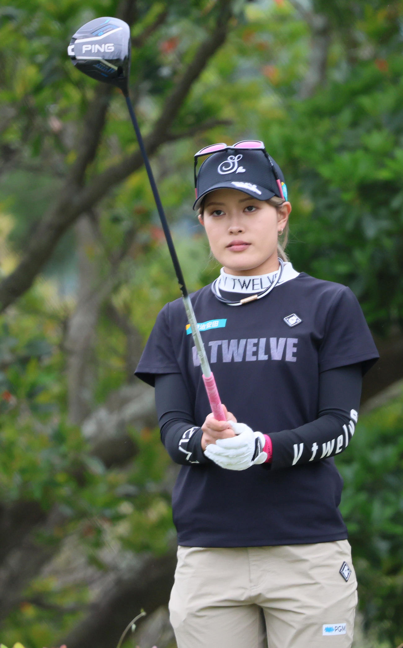 2番、小倉はティーショットの狙いを定める（撮影・上山淳一）