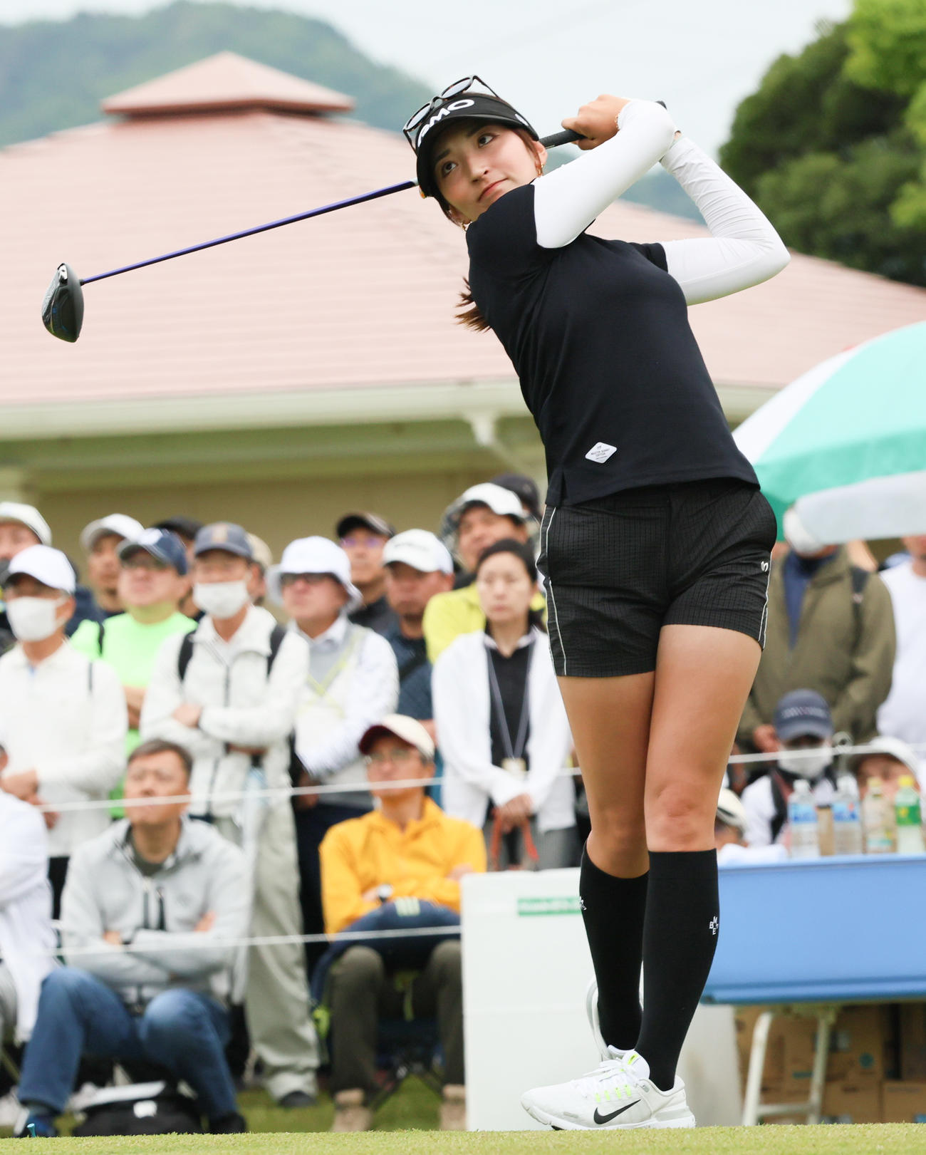 1番、ティーショットを放つ脇元華（撮影・上山淳一）