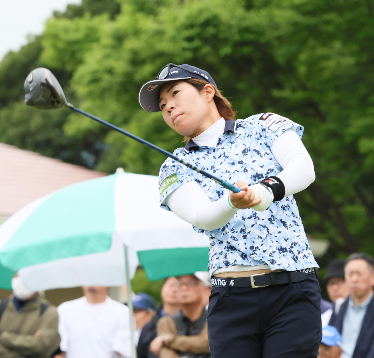 1番、ティーショットを放つ穴井（撮影・上山淳一）