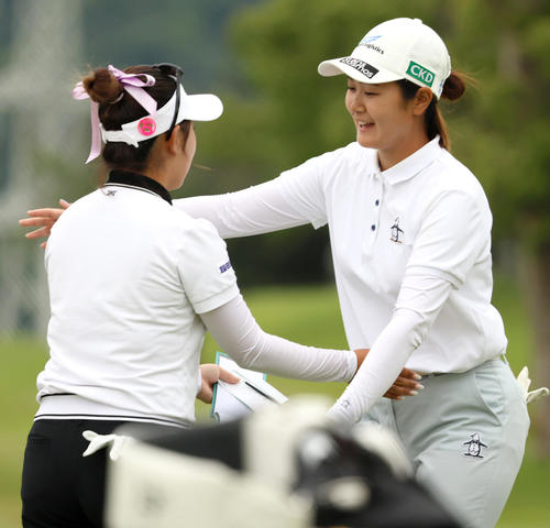 ホールアウトし、健闘を分かち合う神谷そ（右）とリ・ハナ（撮影・上山淳一）