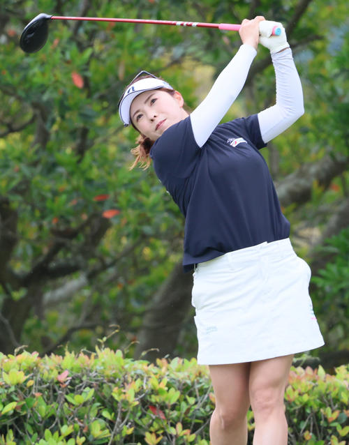 2番、ティーショットを放つ堀奈（撮影・上山淳一）
