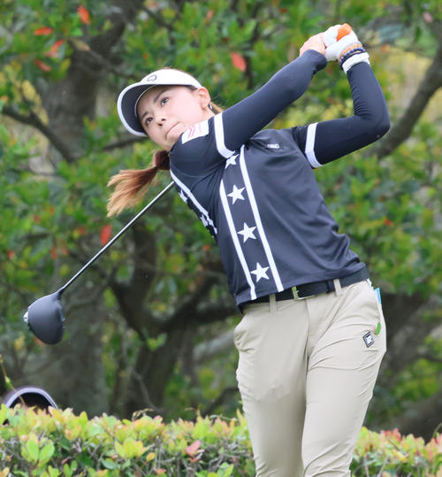 2番、藤田かはティーショットを放つ（撮影・上山淳一）
