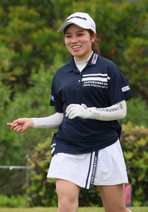 2番、藤井はティーショットを放ちセカンド地点へ向かう（撮影・上山淳一）