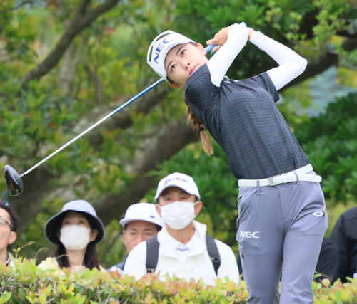 2番、ティーショットを放つ安田（撮影・上山淳一）