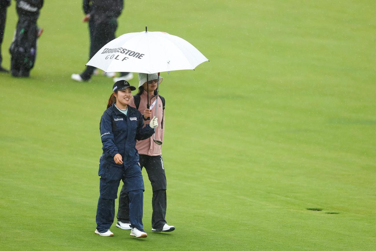 全米女子オープンの会場で公式練習に臨む古江彩佳（左）（USGA提供）