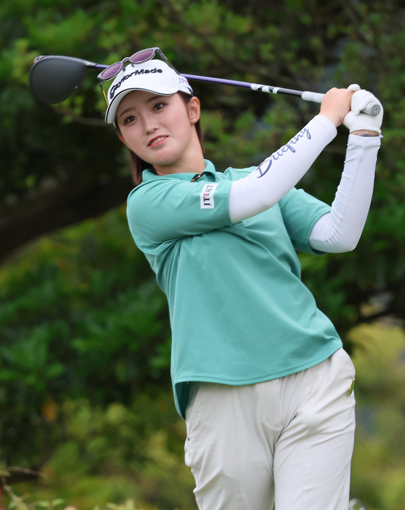 2番、清本はティーショットを放つ（撮影・上山淳一）