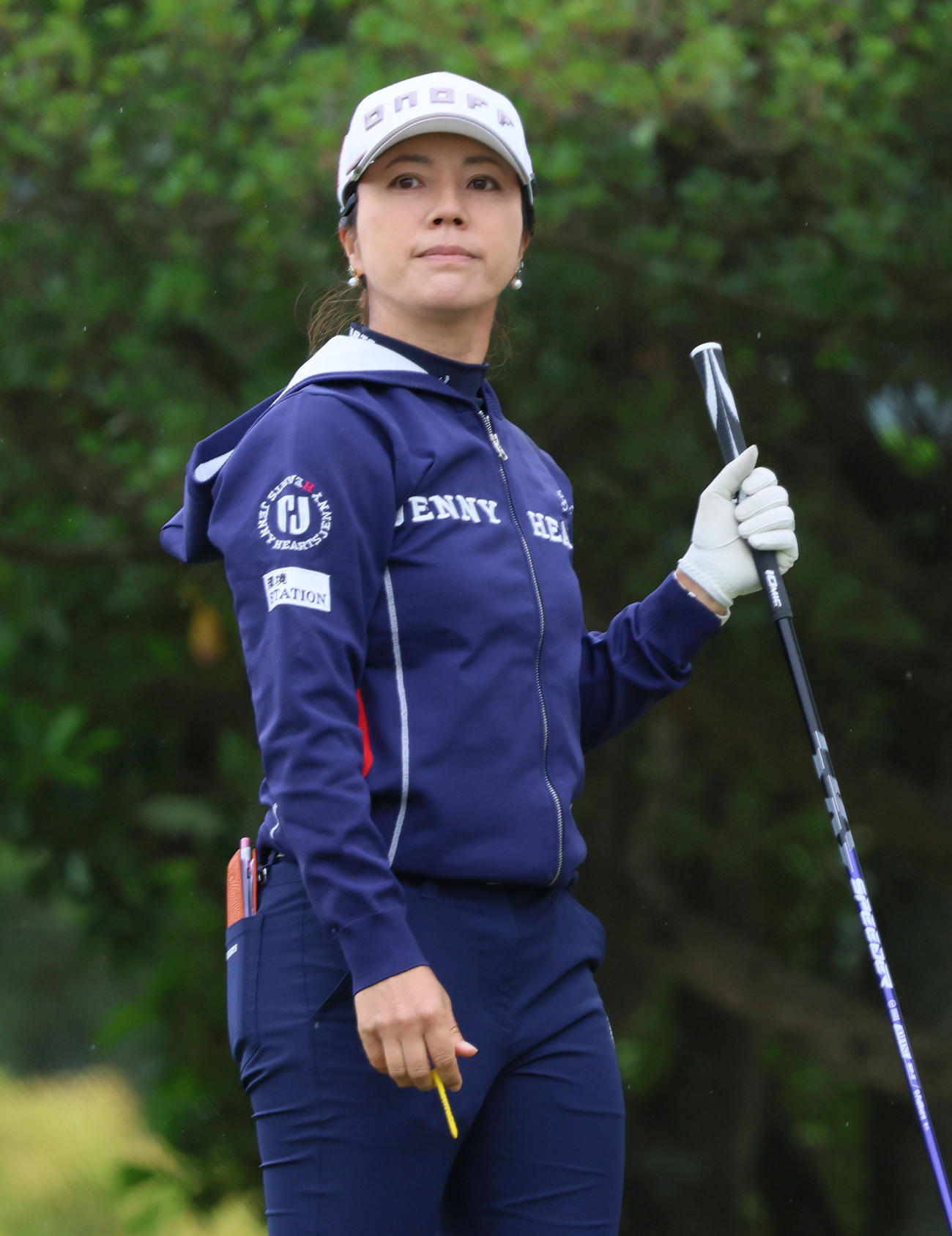 2番、下川はティーショットの打球を見つめる（撮影・上山淳一）