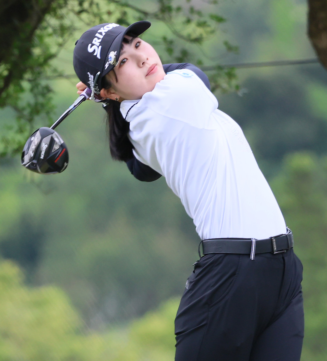 2番、尾関はティーショットを放つ（撮影・上山淳一）