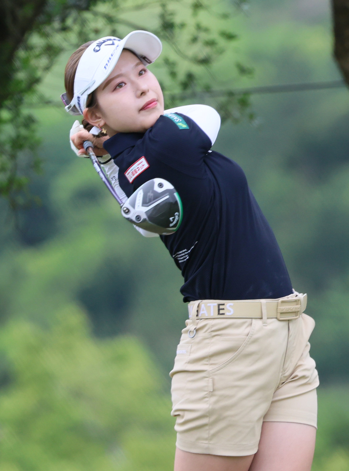 2番、吉田はティーショットを放つ（撮影・上山淳一）