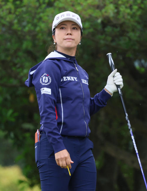 2番、下川はティーショットの打球を見つめる（撮影・上山淳一）