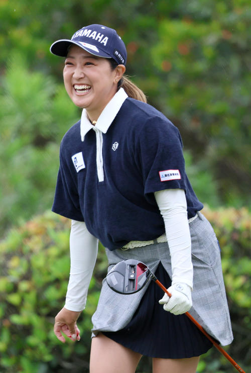 2番、高木優は笑顔でセカンド地点に向かう（撮影・上山淳一）