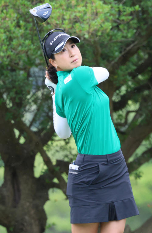 2番、木戸はティーショットを放つ（撮影・上山淳一）