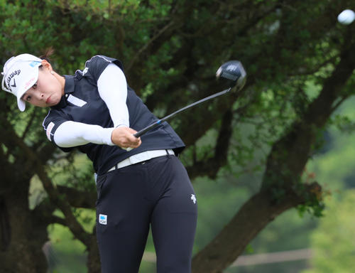 2番、柏原はティーショットを放つ（撮影・上山淳一）