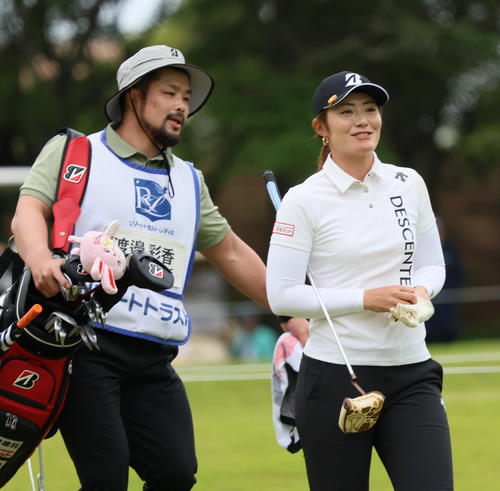 リラックスした表情で14番に移動する渡辺（撮影・上山淳一）