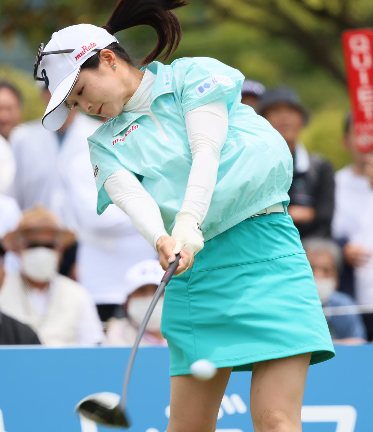 10番、ティーショットを放つ川崎（撮影・上山淳一）