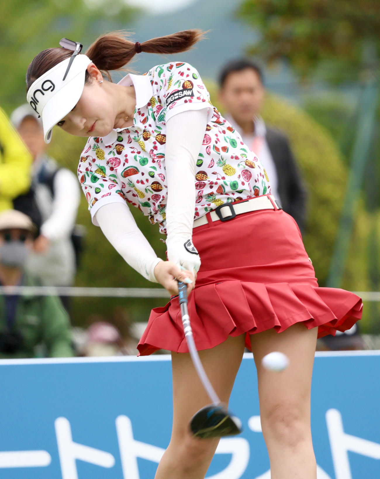 10番、松原はティーショットを放つ（撮影・上山淳一）