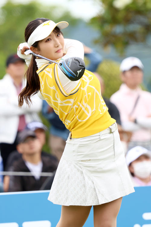 10番、松山はティーショットを放つ（撮影・上山淳一）