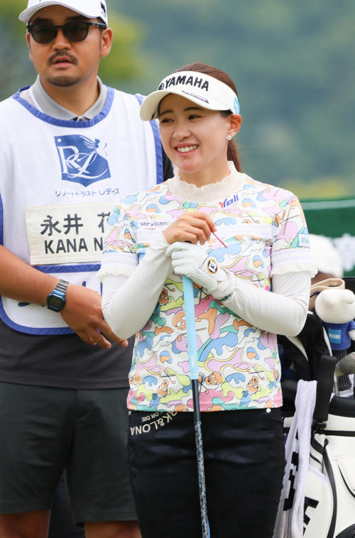 10番、永井はリラックスした表情を見せる（撮影・上山淳一）