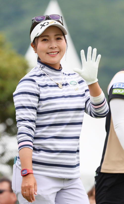 10番、青木瀬令奈はティーショットを放ちセカンド地点へ向かう（撮影・上山淳一）