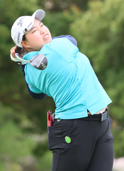 14番、入谷はティーショットを放つ（撮影・上山淳一）