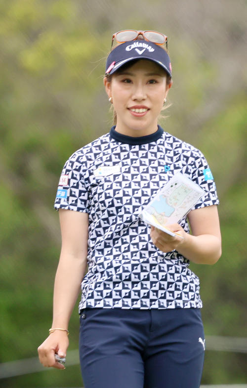 14番、木村はティーショットを前にフェアウェイを確認する（撮影・上山淳一）
