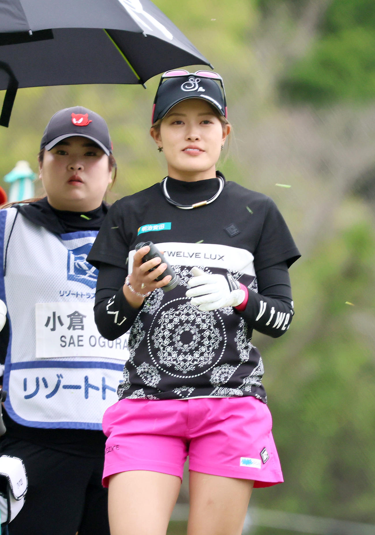 14番、小倉はティーショットを前にフェアウェイを確認する（撮影・上山淳一）