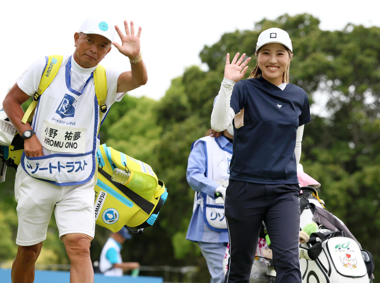 14番、小野（右）は笑顔でセカンド地点へ向かう（撮影・上山淳一）