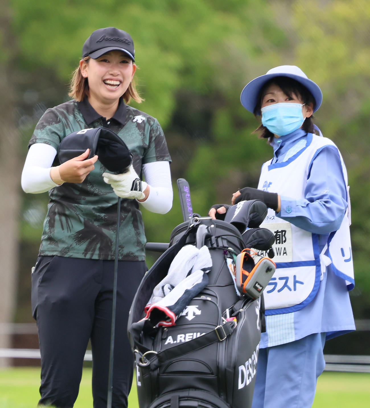 14番、笑顔を見せる荒川（撮影・上山淳一）