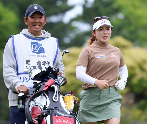 14番、堀奈（右）はティーショットを放ちセカンド地点へ向かう（撮影・上山淳一）
