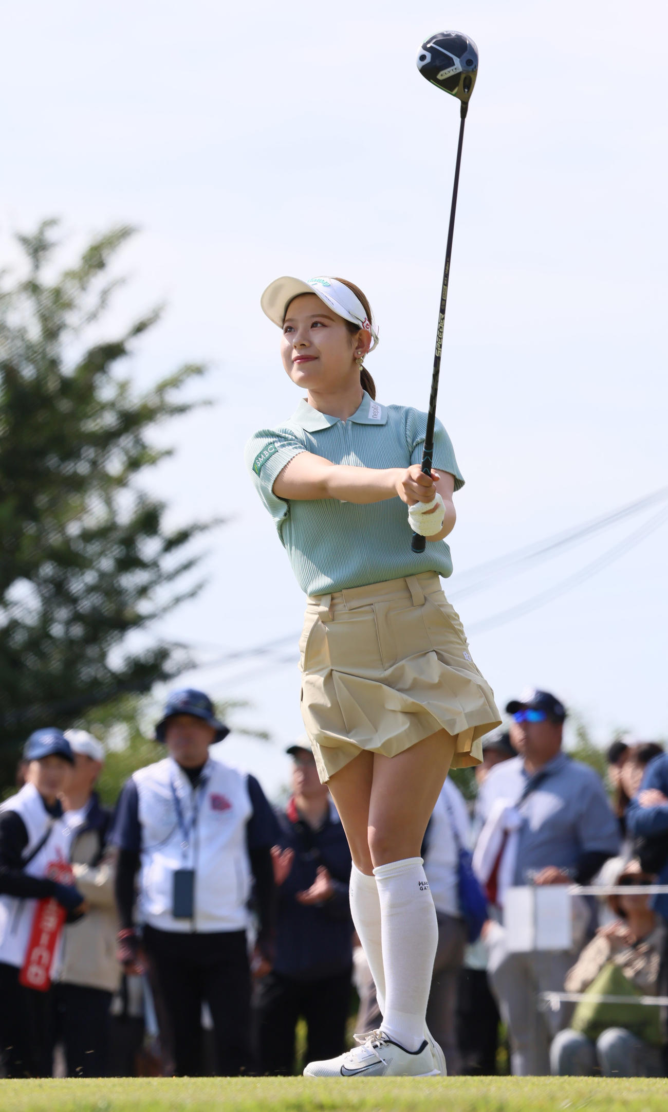 1番、吉田はティーショットを放つ（撮影・上山淳一）