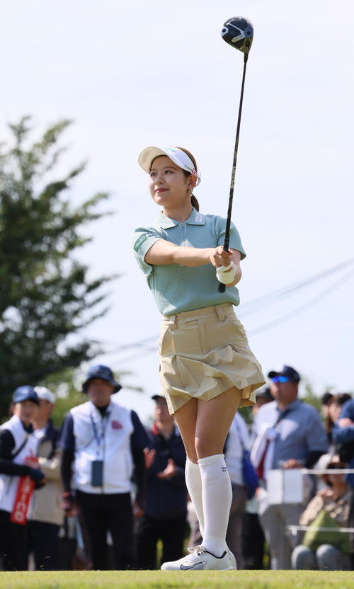 1番、吉田はティーショットを放つ（撮影・上山淳一）