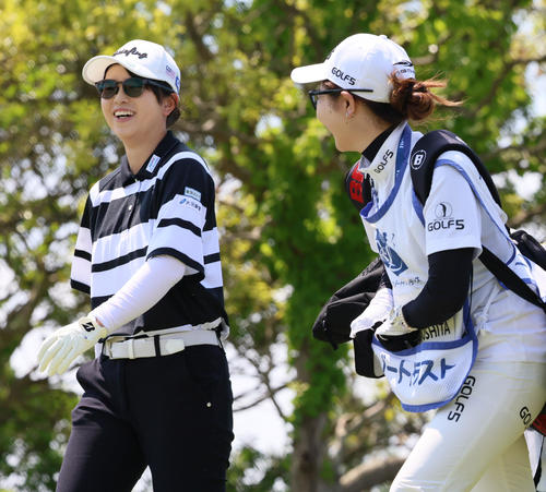 2番、木下は笑顔でセカンド地点へ向かう（撮影・上山淳一）