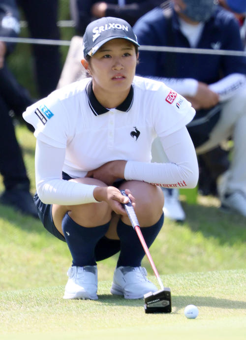 1番、中村はグリーンを読む（撮影・上山淳一）